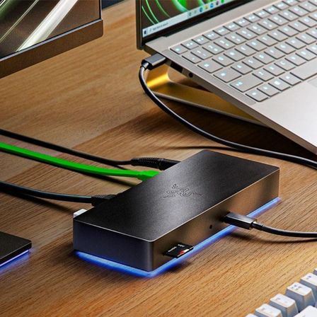 Thunderbolt 4 U Hubs U Docks USB4
